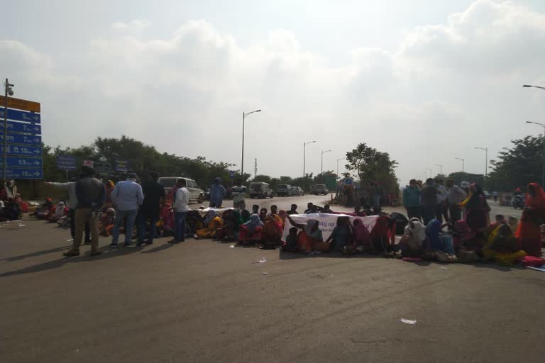 The police victim family jammed the Naya Raipur road from the airport