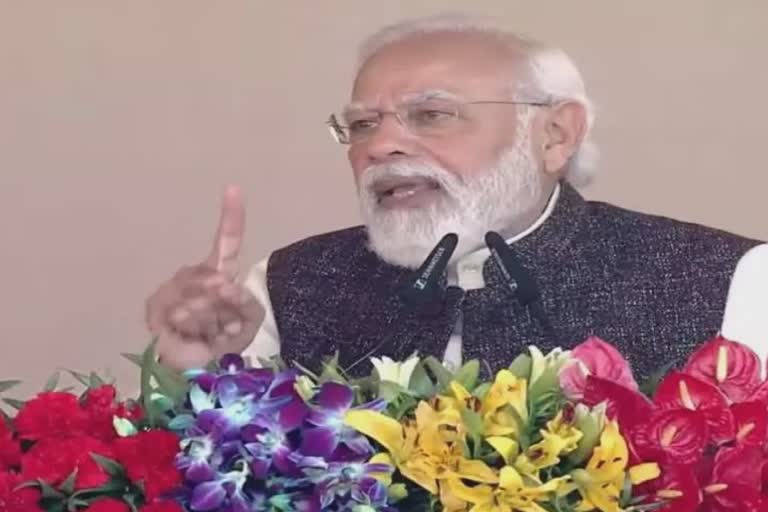 PM Modi In Gorakhpur: સમાજવાદી પાર્ટીને માર્યો ટોણો, કહ્યું- લાલ ટોપીવાળા ઉત્તર પ્રદેશ માટે રેડ એલર્ટ
