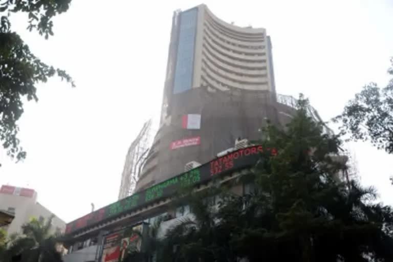 Sensex surges 887 pts amid global rebound as Omicron fears wane