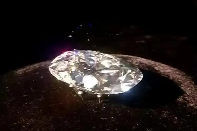 TRIBAL LABOURER FINDS DIAMOND WORTH RS 60 LAKH