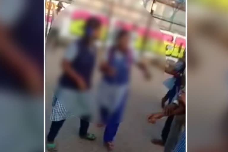 அதகளமான ஆவடி.. மாணவிகள் குடுமிப்பிடி!