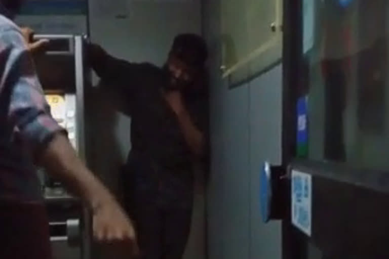 young man found strangled at ATM counter  kuttipuram latest news  യുവാവിനെ കഴുത്ത് മുറിച്ച നിലയില്‍ കണ്ടെത്തി  യുവാവിനെ കഴുത്തറുത്ത നിലയില്‍ കണ്ടെത്തി