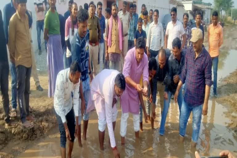 protest against dilapidated road