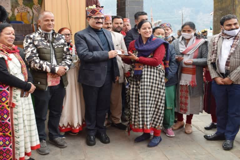 Govind Thakur distributed Khaddi in manali