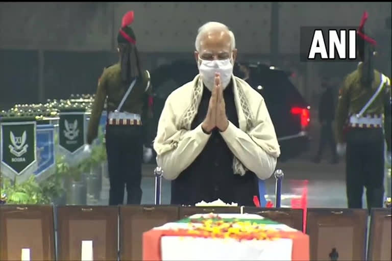 PM pays tribute to soldiers killed in IAF chopper crash  IAF chopper crash  Coonoor Helicopter Crash  Defence Staff Gen Bipin Rawat  സൈനികർക്ക് ആദരാഞ്ജലിയർപ്പിച്ച് പ്രധാന മന്ത്രി  പ്രധാന മന്ത്രി നരേന്ദ്ര മോദി പാലം വിമാനത്താവളത്തിൽ  ഹെലികോപ്‌ടർ അപകടത്തിൽ കൊല്ലപ്പെട്ട സൈനികർക്ക് ആദരാഞ്ജലി