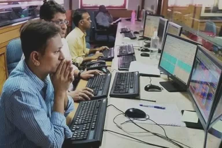 Stock Market India: સપ્તાહના છેલ્લા દિવસે નબળી શરૂઆત, સેન્સેક્સ 176 પોઈન્ટ ગગડી 18,000ની નીચે પહોંચ્યો