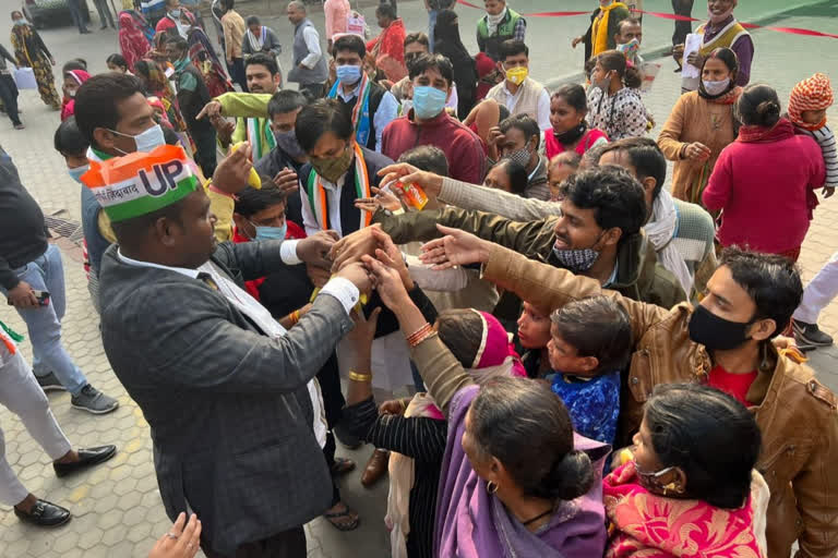 Sonia Gandhi Birthday Celebration In Noida: سونیا گاندھی کی سالگرہ کے موقع پر ہسپتال میں پھل اور جوس تقسیم