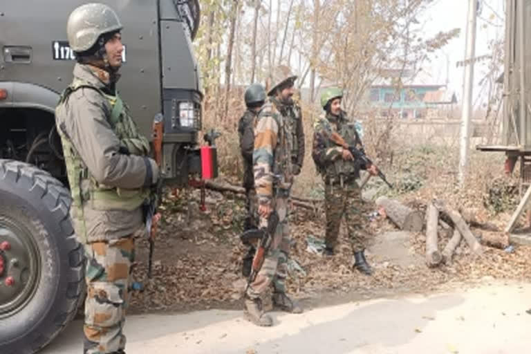 Militants Attack police convoy in Bandipora  Policemen die in militant attack Kashmir  North Kashmir Bandipora militant attack  Massive search launched to nab attackers  ബന്ദിപ്പൊരയില്‍ പൊലീസ് കോണ്‍വോയ്ക്ക് നേരെ തീവ്രവാദി ആക്രമണം  കശ്മീരില്‍ പെലീസുകാര്‍ വെടിയേറ്റ് മരിച്ചു  നോര്‍ത്ത് കശ്മീരില്‍ തീവ്രവാദി ആക്രമണം