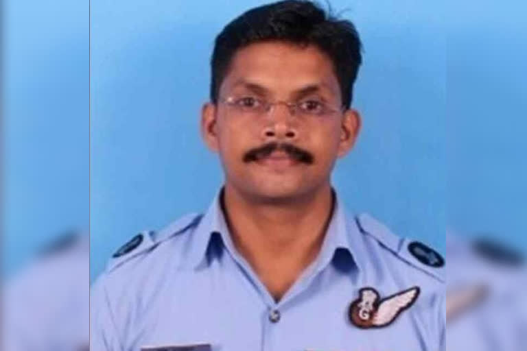 கேராளாவைச் சேர்ந்த இந்திய விமானப்படை வீரர் ப்ரதீப், IAF Soldier Pradeep body is flown from Sulur to Thirussur, The body of IAF Soldier Pradeep is being flown to Kerala