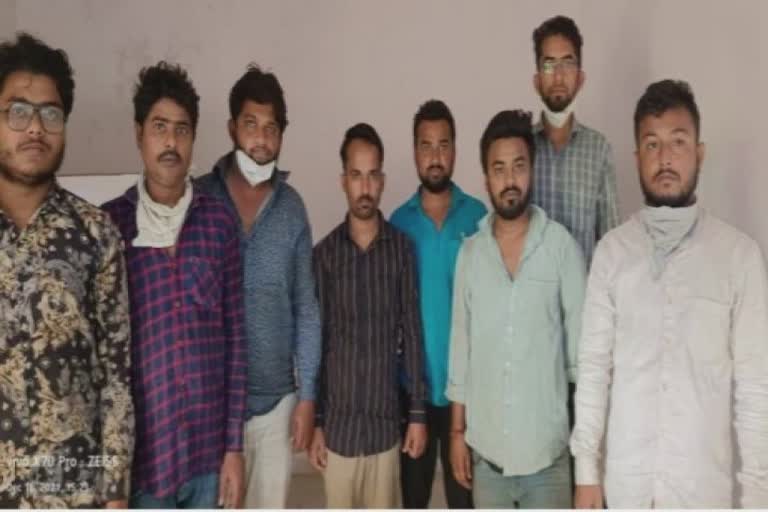 Vapi theft case : વાપીમાં SOGની ટીમે GIDCમાં આવેલી કંપનીઓમાંથી 8 ચોરને દબોચ્યા, 4.45 લાખનો ચોરીનો મુદ્દામાલ જપ્ત