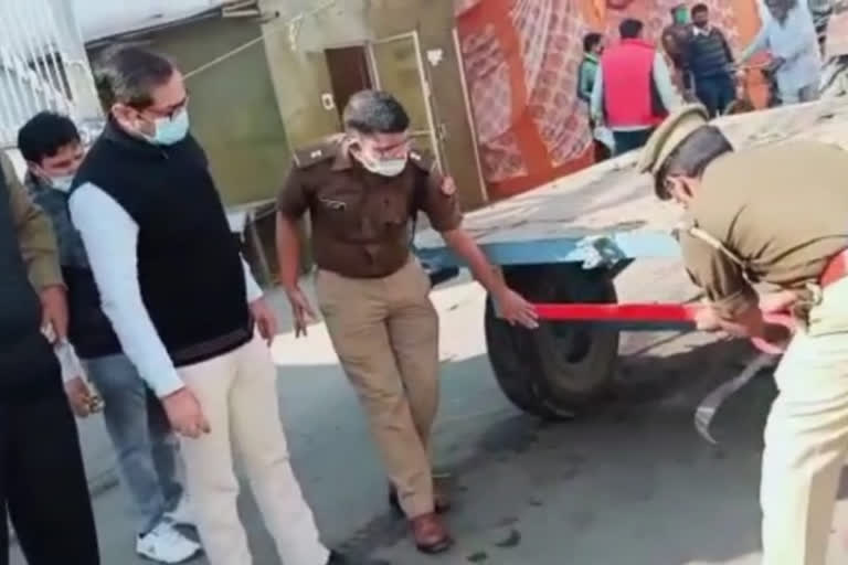 ghaziabad traffic police prevent accidents by putting reflectors in tractor