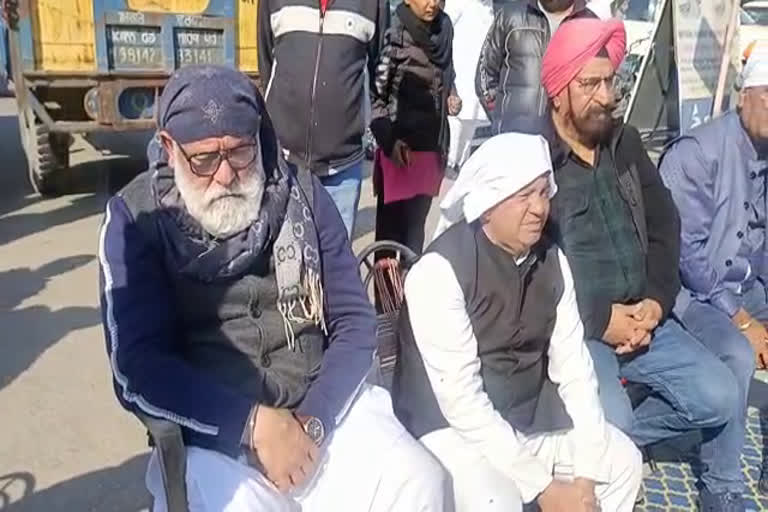 Yograj Singh with farmers in panchkula