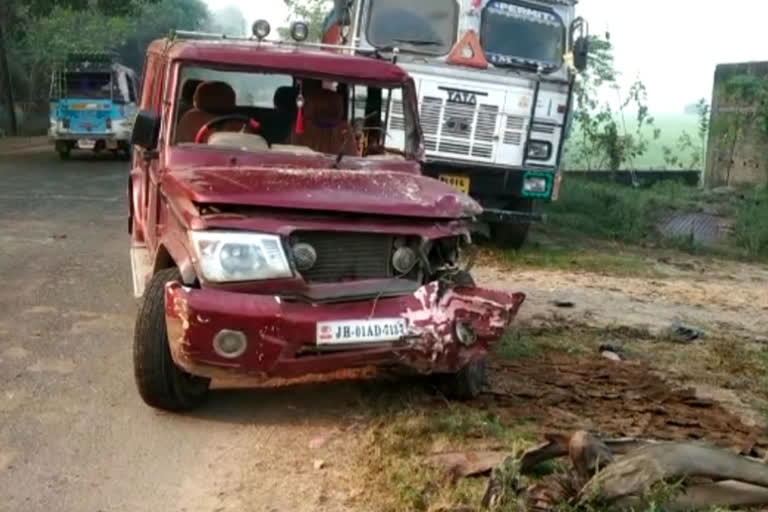 भोजपुर में ट्रक से टकराई पुलिस वैन