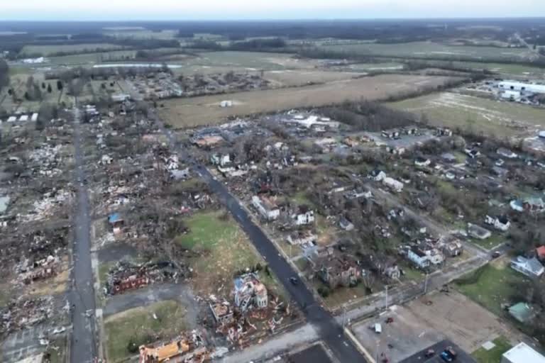 tornadoes hit central and southern US  യുഎസില്‍ നാശം വിതച്ച് ചുഴലിക്കാറ്റുകള്‍  More than 30 tornadoes have been reported at least six states in us  tornadoes hit in us  tornadoes reported in at least six states, including Missouri, Tennessee and Mississippi