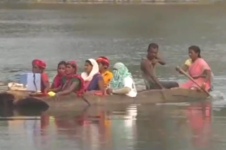 Health Workers cross Narmada River