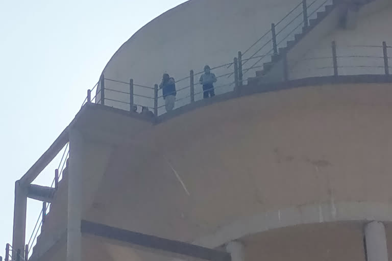 Farmer climbed with family on water tank