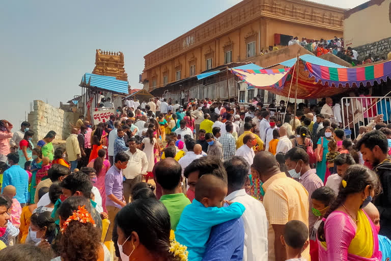 Yadadri temple latest news: సండే స్పెషల్.. నారసింహుని సన్నిధిలో భక్తుల సందడి