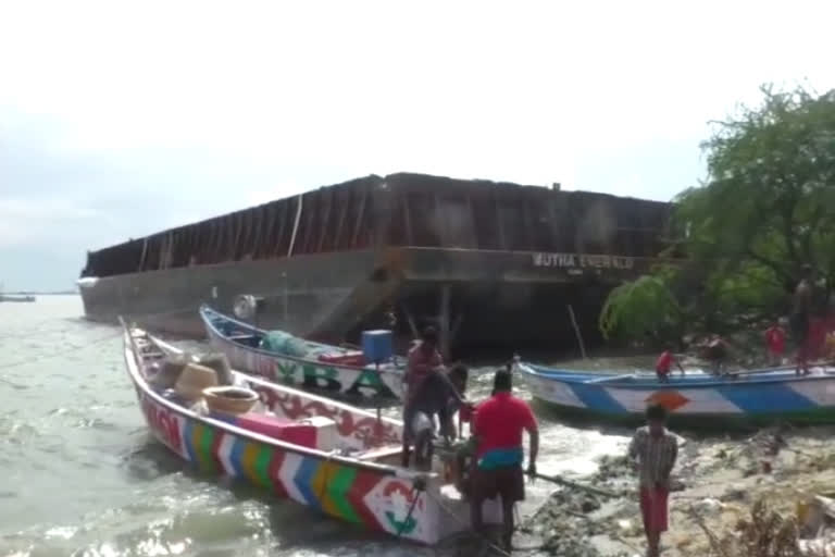 தூத்துக்குடியில் கரை ஒதுங்கிய 'ராட்சத பார்ஜர் கப்பல்'