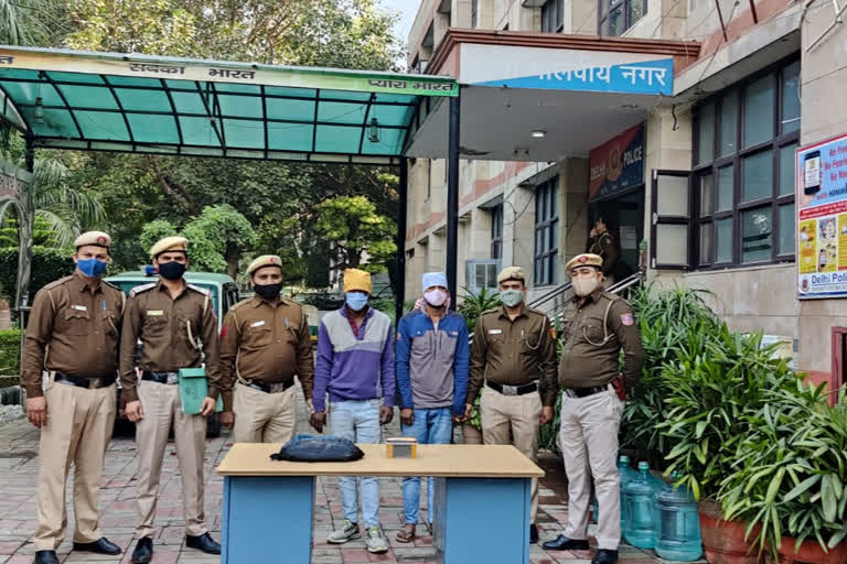 दो आरोपियों को पुलिस ने दबोचा