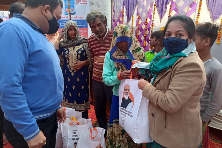 Free ration distribution In Noida: نوئیڈا میں راشن کارڈ ہولڈرز کے درمیان مفت راشن تقسیم