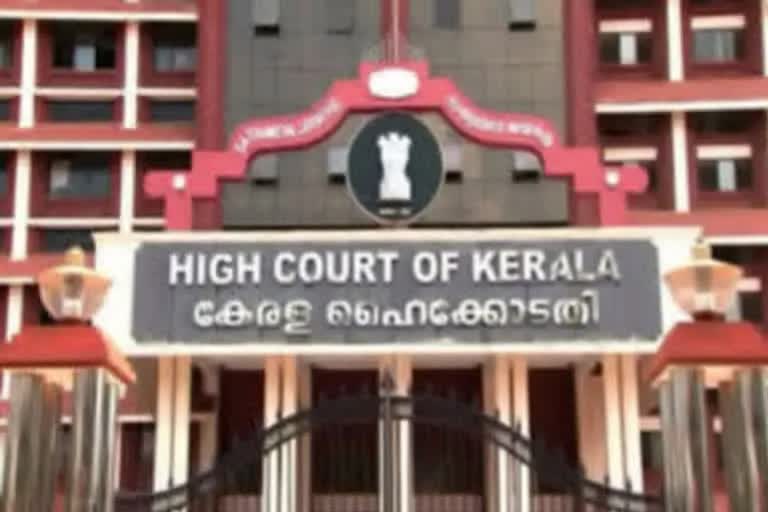 Modi's photo on vaccination certificate  asks Kerala HC  What's wrong in carrying the pic of an elected PM  വാക്‌സിന്‍ സര്‍ട്ടിഫിക്കറ്റില്‍ പ്രധാനമന്ത്രിയുടെ ഫോട്ടോ  ഹര്‍ജി തള്ളി കേരള ഹൈക്കോടതി  ഹര്‍ജിക്കാരന്‌ രൂക്ഷ വിമര്‍ശനം