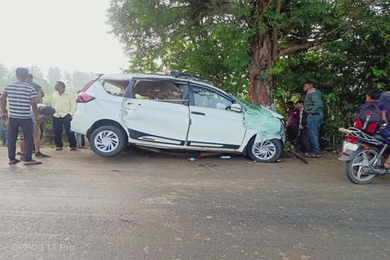 Surat road accident:સુરતના મહુવા નજીક કાર વૃક્ષમાં અથડાતા ત્રણ યુવકના મોત, બે ઇજાગ્રસ્ત
