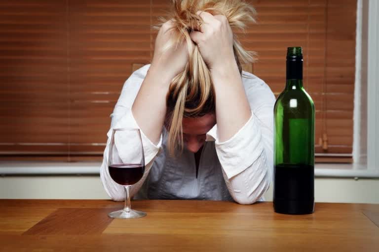 Stress Can Lead To Excessive Drinking In Women, alcohol abuse and its effects, do women drink more alcohol than men, mental health