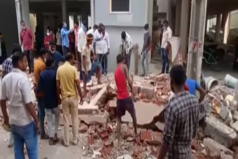 trs corporator house demolished in hanamkonda