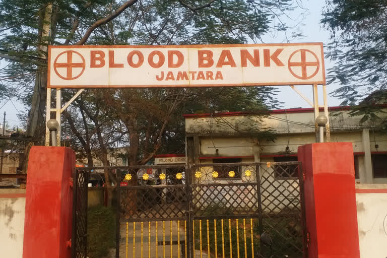 Jamtara blood bank operating by Technician lives of people in danger