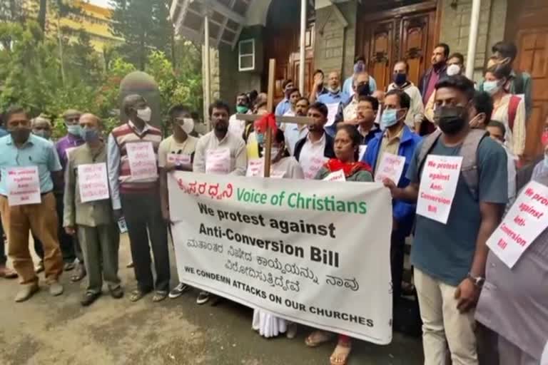 human-chain-held-in-bengaluru   (Photo: ETV Bharat)