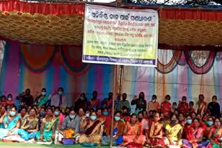 Women Strike Sundargarh: ଥଇଥାନ ଦାବିରେ ବିବାହିତ ମହିଳାଙ୍କ ଧାରଣା 5 ଦିନରେ ପହଞ୍ଚିଲା