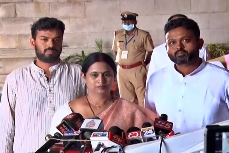 Lakshmi hebbalkar slammed jarkiholi brothers