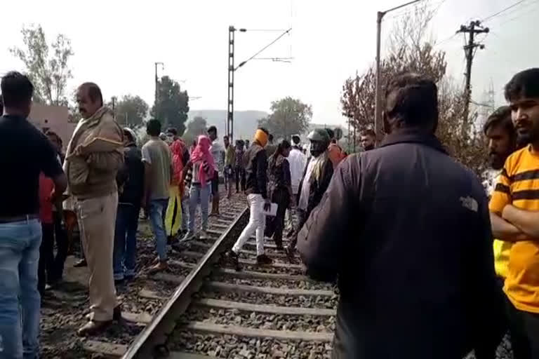 Youth commits suicide after being cut from train in Korba