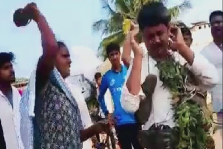 A man was beaten up by women and villagers after being accused of attempting to rape  woman beating man with sandal viral video  വീട്ടമ്മയെ ബലാത്സംഗം ചെയ്യാൻ ശ്രമിച്ചു  ചെരിപ്പൂരി അടിച്ച്‌ സ്‌ത്രീ, ദൃശ്യങ്ങള്‍  കയ്യേറ്റം ചെയ്‌ത്‌ നാട്ടുകാര്‍  കര്‍ണാടകയിലെ കൊപ്പൽ ജില്ലയില്‍