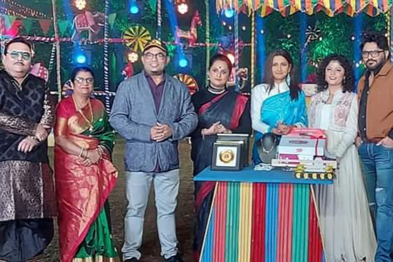 Madan mitra joins didi number 1 show with his wife, babul supriyo Raghab Chatterjee also present there