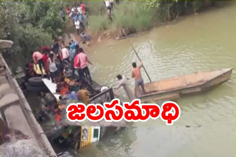 వాగులో పడిన ఆర్టీసీ బస్సు