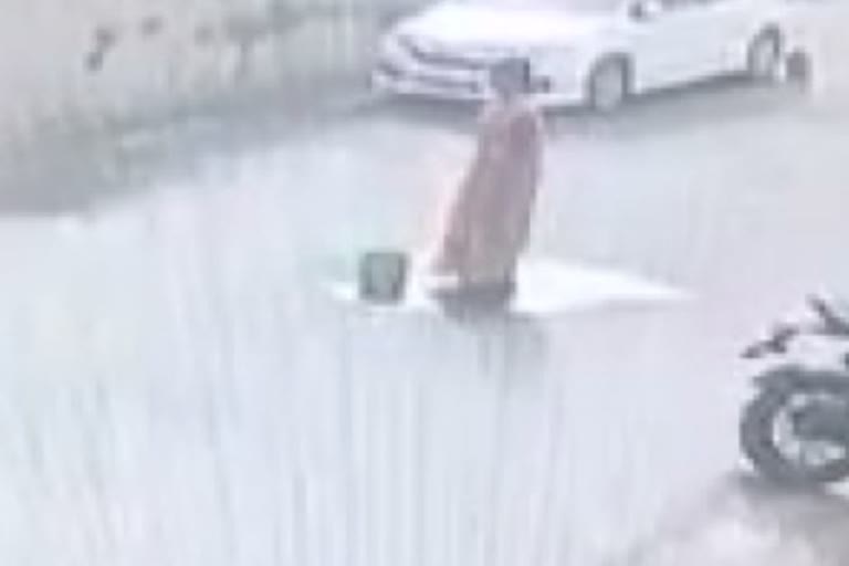 சாலையின் நடுவே தற்கொலை செய்துகொண்ட பெண்