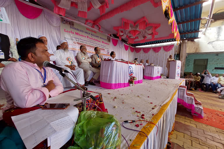 Distribution Of Crutches And Handloom: معذوروں کو بااختیار بنانے کے لیے ہینڈ لوم اور بیساکھی کا تحفہ