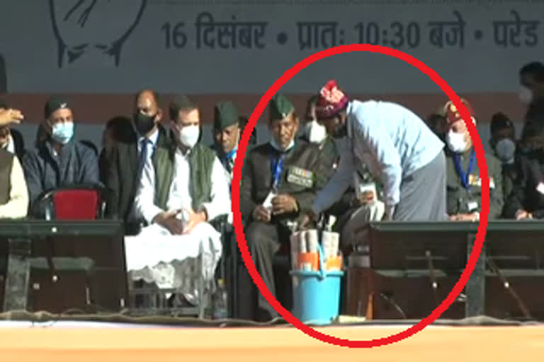 chaiwala-reached-the-stage-of-rahul-gandhis-rally-in-dehradun