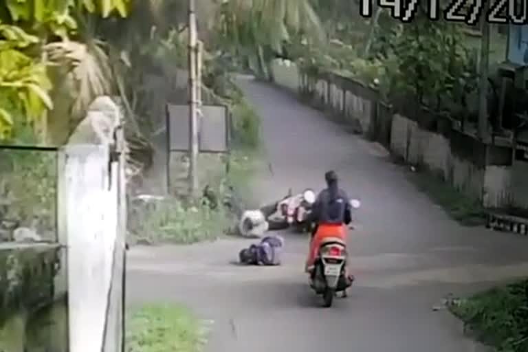 Two-wheeler accident in Palghar captured on CCTV