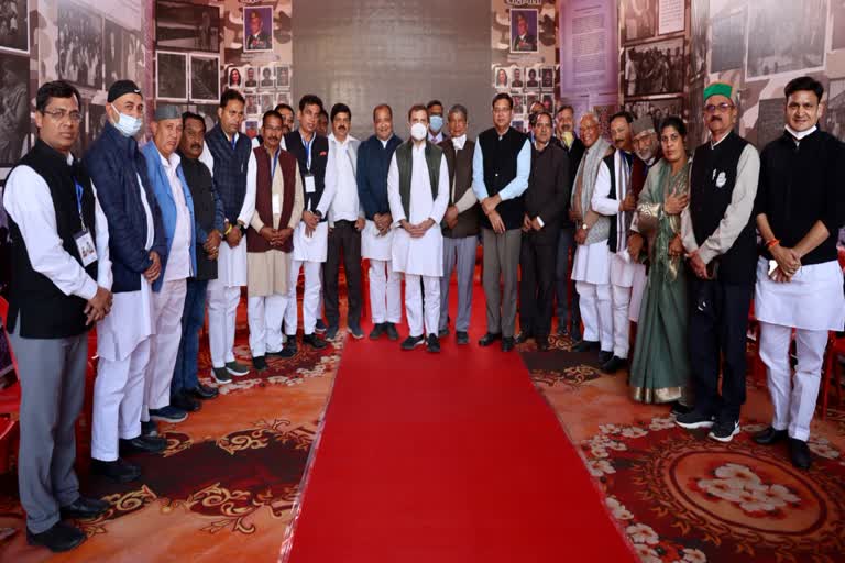 rahul-gandhi-visited-the-exhibition-on-the-1971-war-and-victory-after-the-rally