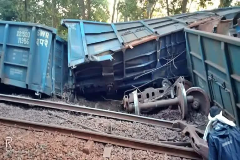 goods train derail, train derailment in chhattisgarh, goods train derail in Naxal area, chhattisgarh derail news, ಹಳಿ ತಪ್ಪಿದ ಗೂಡ್ಸ್​ ರೈಲ್​, ಛತ್ತೀಸ್​ಗಢ್​ದಲ್ಲಿ ಹಳಿ ತಪ್ಪಿದ ಗೂಡ್ಸ್​ ರೈಲ್​, ನಕ್ಸಲ್​ ಪ್ರದೇಶದಲ್ಲಿ ಹಳಿ ತಪ್ಪಿದ ಗೂಡ್ಸ್​ ಟ್ರೈನ್​, ಛತ್ತೀಸ್​ಗಢ್​ ರೈಲು ಹಳಿ ತಪ್ಪಿದ ಸುದ್ದಿ,