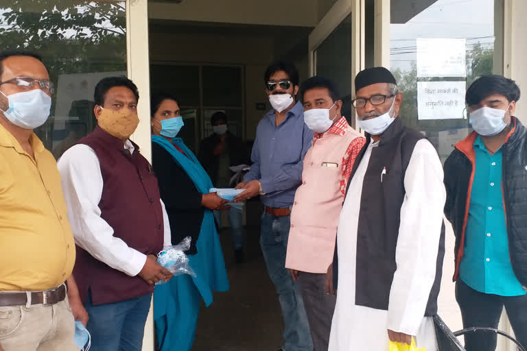 Mask Distribution In Indore: اندور میں کورونا سے تحفظ کے لیے ماسک تقسیم