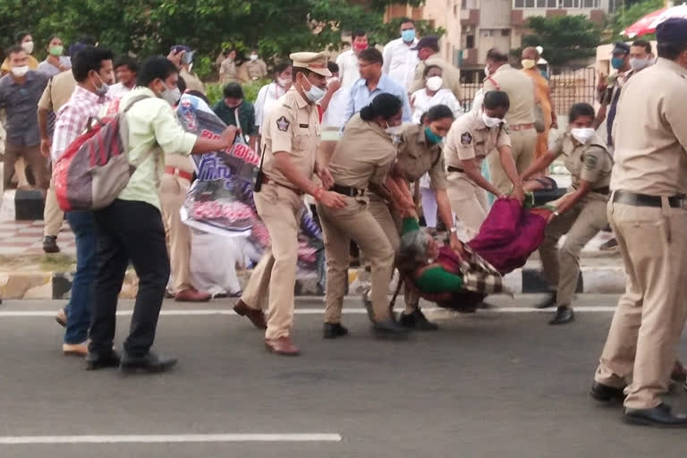 Outsourcing Employees Protest: విశాఖలో జగన్ కాన్వాయ్ మార్గంలో మెరుపు ధర్నా!