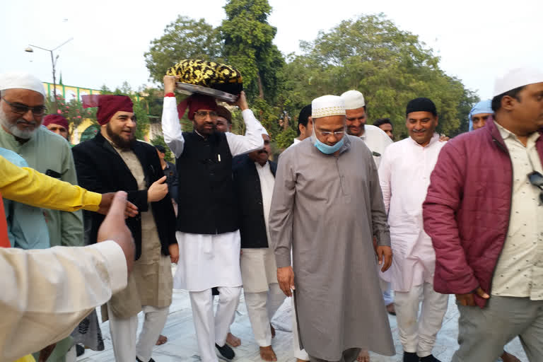 Members of Central Waqf Council visited Hazrat Shah Alam Dargah in ahmadabad