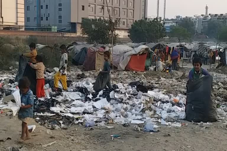 Hundreds of slum dwellers of Noida Sector sixty three not getting benefits of government schemes