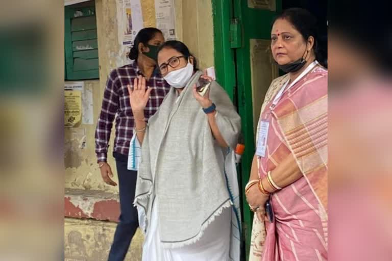 mamata banerjee slams opposition parties on kmc election 2021