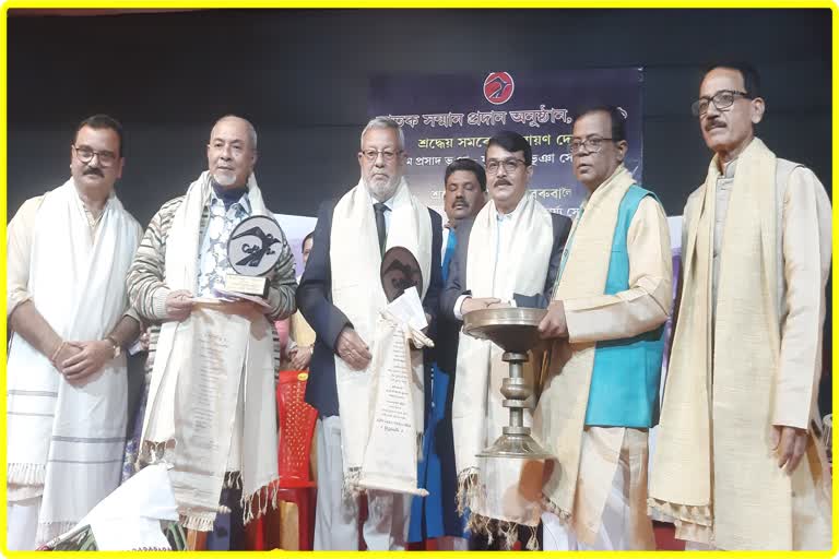 film-director-samarendra-narayan-dev-and-singer-apoorva-bezbaruah-honoured-with-chatak-sanman-2021