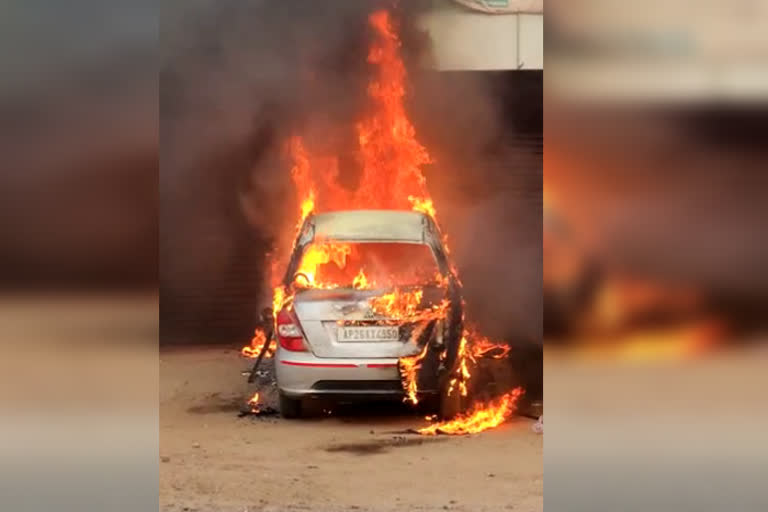 A car became ash in moments.. viral on social media!