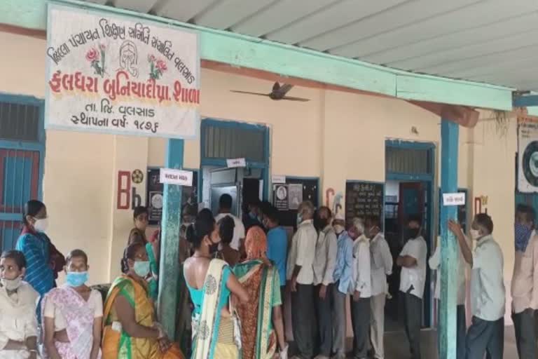 Gram Panchayat Election 2021: વલસાડ જિલ્લામાં 815 સરપંચ ઉમેદવારનું ભાવિ મતપેટીમાં સિલ જિલ્લામાં 71.04 ટકા મતદાન નોંધાયું